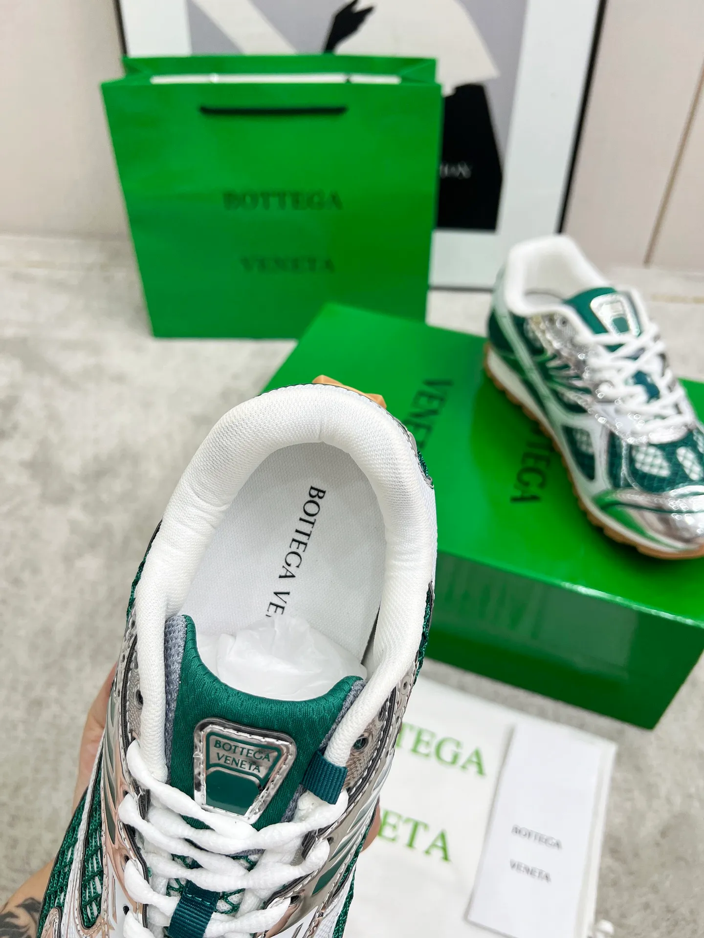 P540. Top version (couples model) Bottega Veneta Bottega Veneta 23ss autumn and winter show BV Orbit sneakers Wang Yibo's same style couples casual shoes dad shoes! Runner sneakers! Original purchase and development!  Made of original lightweight technical mesh fabric, the same as the original version! The process is complicated!  Paired with a rubber outsole designed with a geometric pattern, the high version of the Wang Zha series is actually much taller, but the legs still look slim. Very nice. Durable and playable, standard and version-matching shoe package technology, look for high-end versions. The original outsole is exclusively molded, and the color-blocked TPU outsole is used. The material and weight are the same as the original!  Size: #Female 35-41 (40 and 41 customized sizes are non-refundable) Male 39-45 (45 size customized are non-returnable and exchangeable)